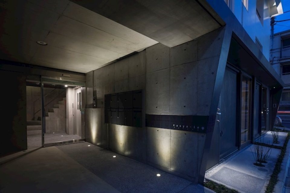 壁面を美しく照らすフットライト。