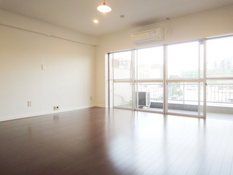 南向きのバルコニーからは暖かい光が燦々と降り注ぎます