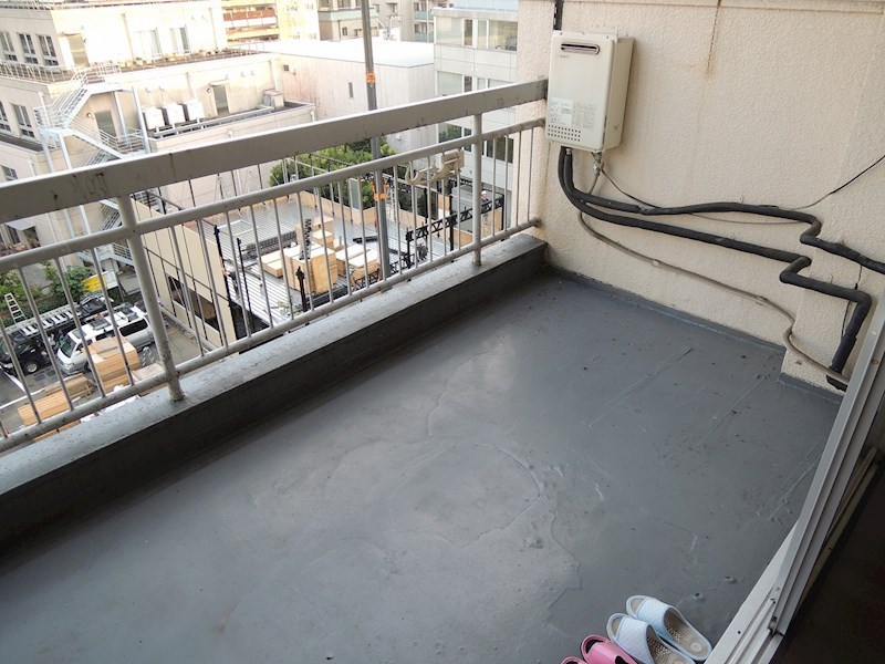 バルコニーからは明治神宮の社が見えるんです！