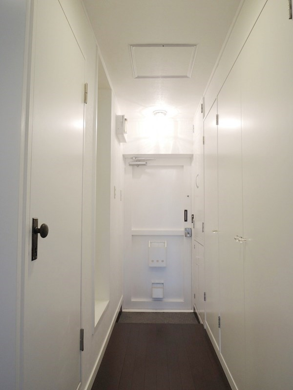 廊下にクローゼットがあります