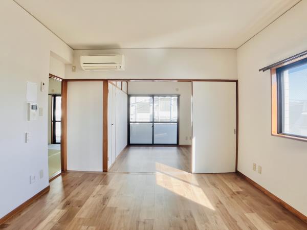 扉を開けると４.５帖の洋室が広がります。