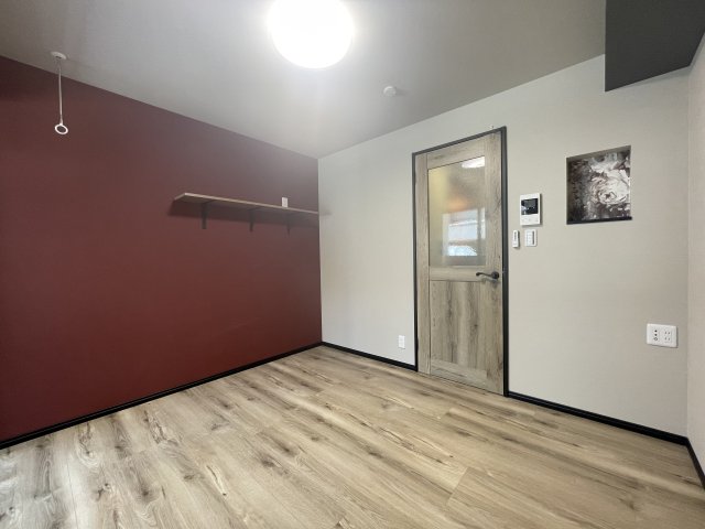 ワインレッドと木目調が素敵です。