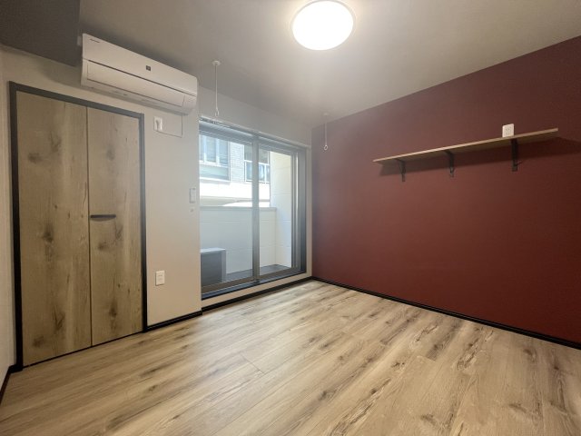 エアコンの下にはクローゼットがあります。