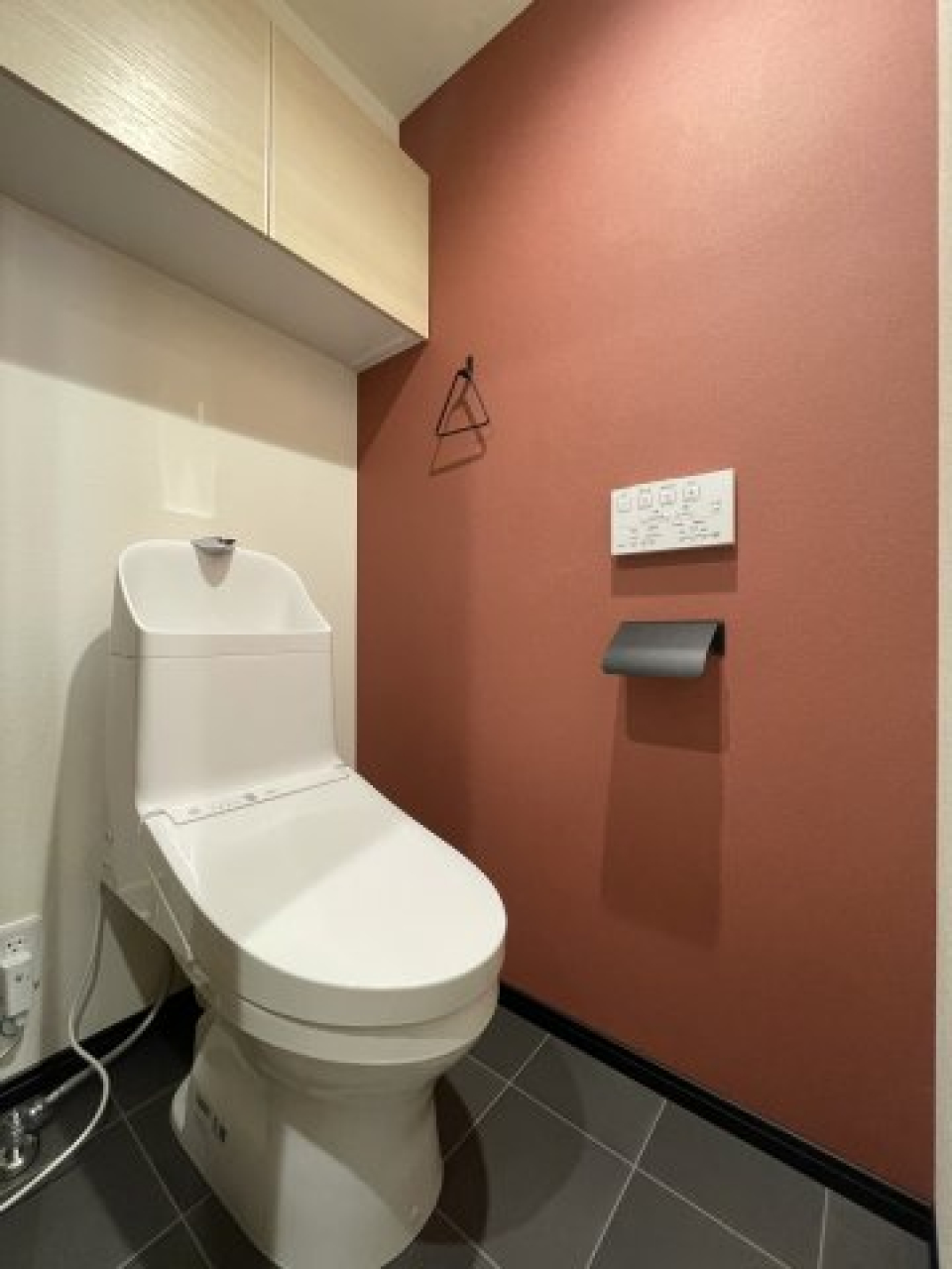 トイレです。頭上には収納棚が付いています。