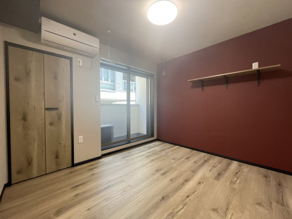 エアコンの下にはクローゼットがあります。