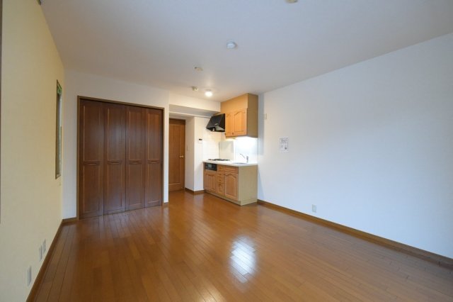 キッチンが同じ空間にある洋室です。