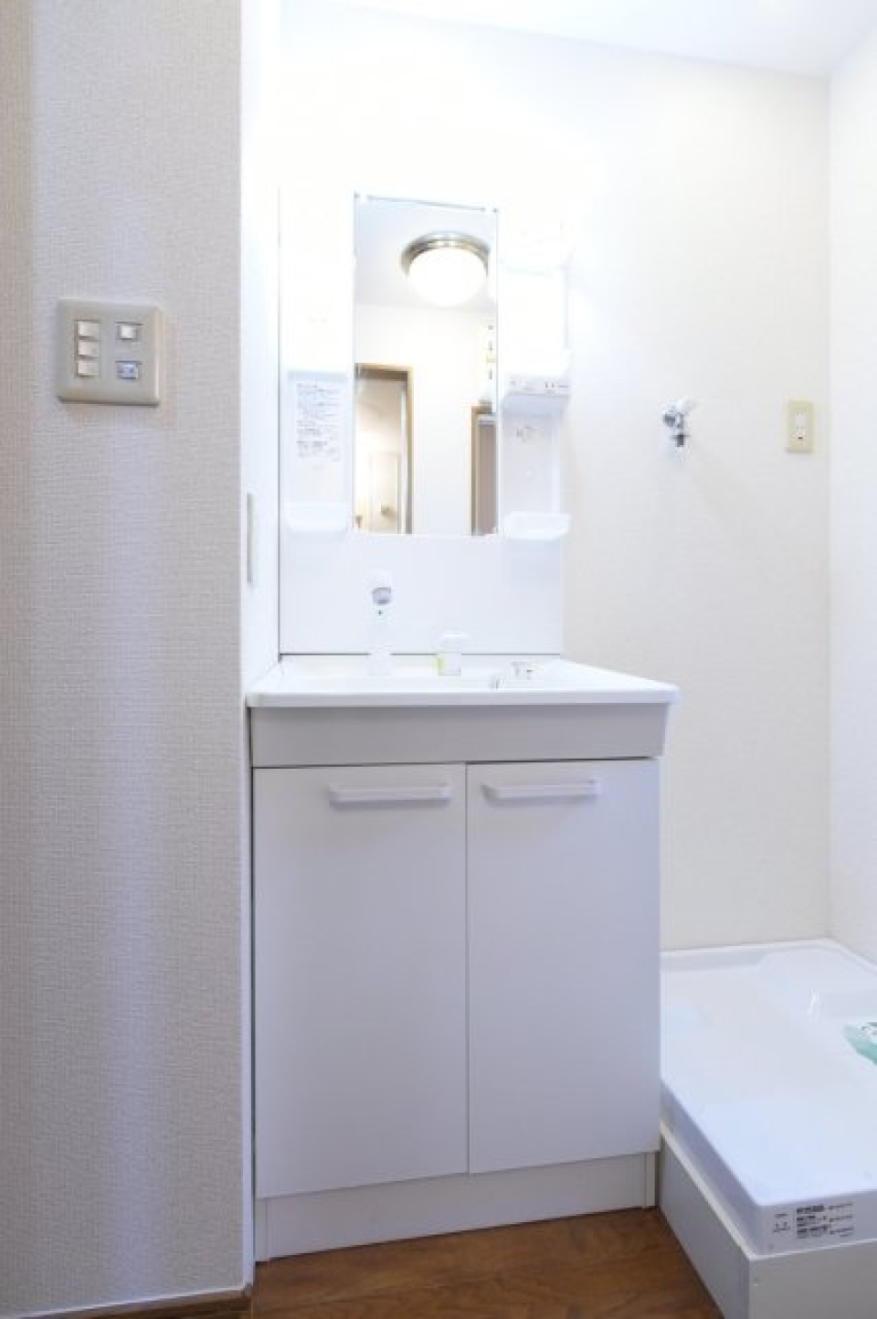 シンプルな独立洗面台。