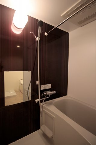 浴室です。ブラックカラーがかっこいいです。