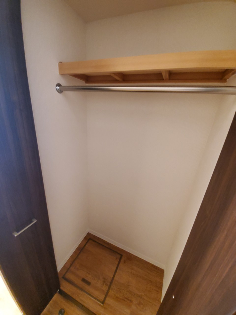 もう一つの収納場所。
洋服が十分入ります！
（同間取り別部屋参考写真）