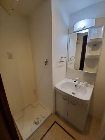 洗面台も広々としていて、使いやすそうです。
（同間取り別部屋参考写真）