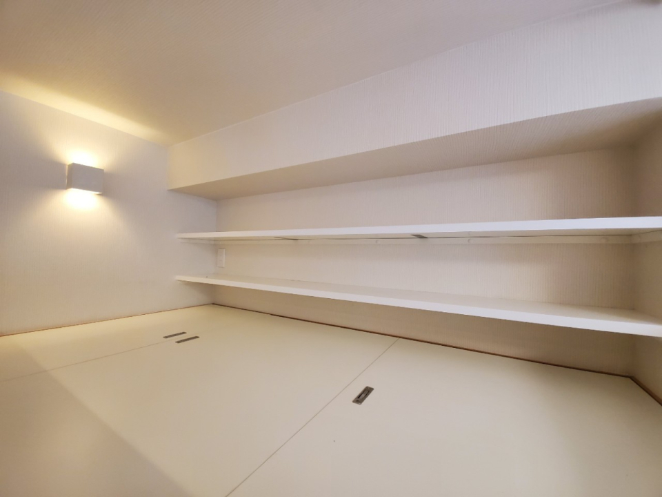 書斎上部はロフトになっています！本に囲まれても、自分の好きなものを置くのもOK！
（同間取り別部屋参考写真）