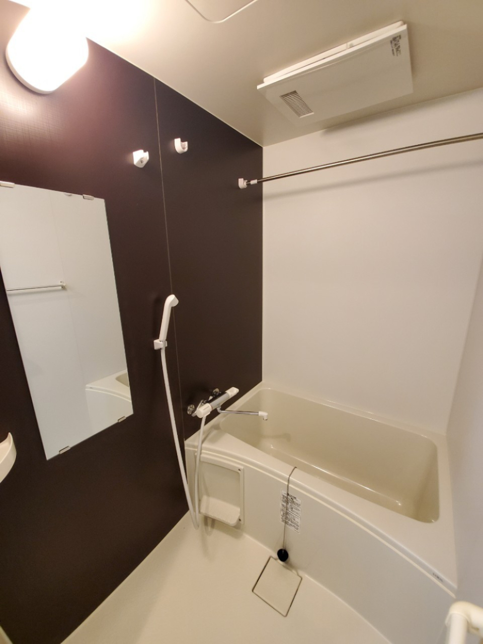 浴室乾燥機付きのお風呂。ゆったりバスタイムをお楽しみください。（同間取り別部屋参考写真）