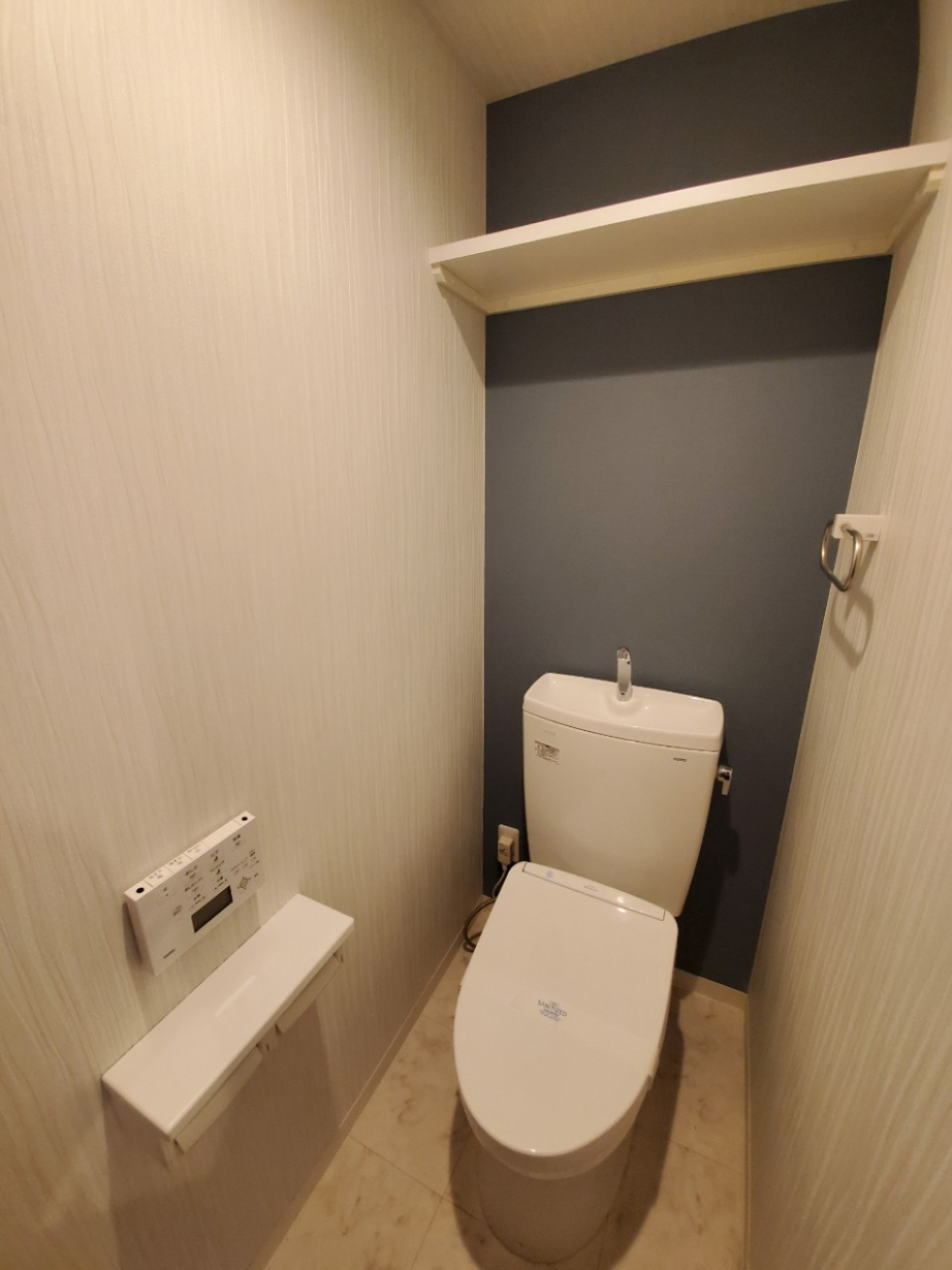 ウォシュレット付きのトイレ。収納棚もついているので、利便性も◎
（同間取り別部屋参考写真）