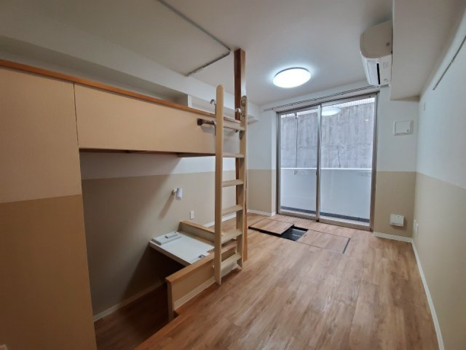 RC造の、木のぬくもりを感じる内装。駅から約8分の秘密基地のようなワクワクするお部屋です。
（同間取り別部屋参考写真）