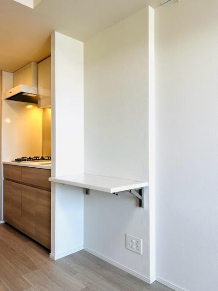 キッチンの横に、折り畳み式の棚が付いています。