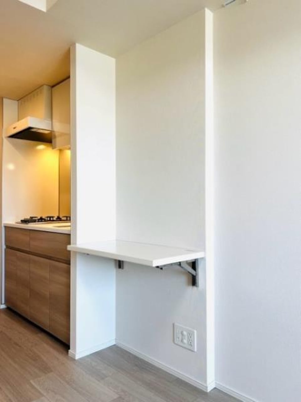 キッチンの横に、折り畳み式の棚が付いています。