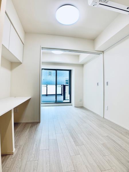 南向きなので、部屋の奥まで光が届きます。