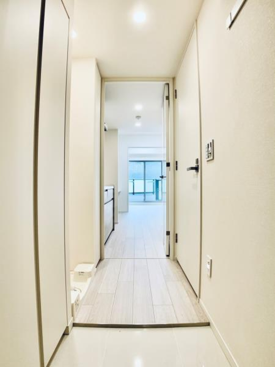 玄関を開けると白い空間が広がり〼。