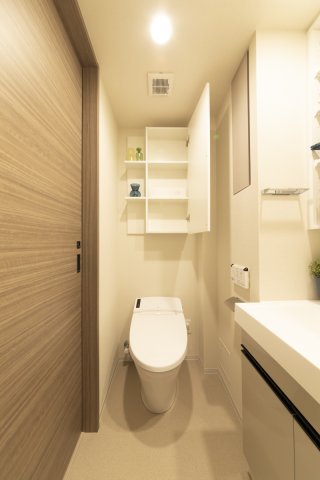 収納棚のついた、トイレは清潔感があり、機能性にも優れています！
※参考写真　家具などは付いておりません。