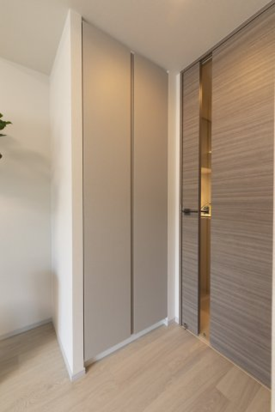 収納は場所はこちら！
こちらの扉の色もおしゃれです♪
※参考写真