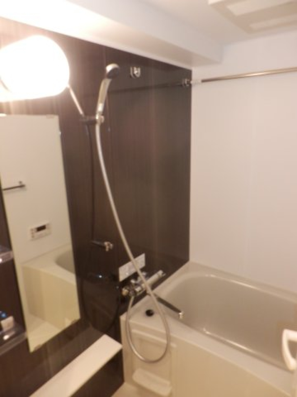 ダークトーンのブラウンで落ち着いた雰囲気の浴室です。