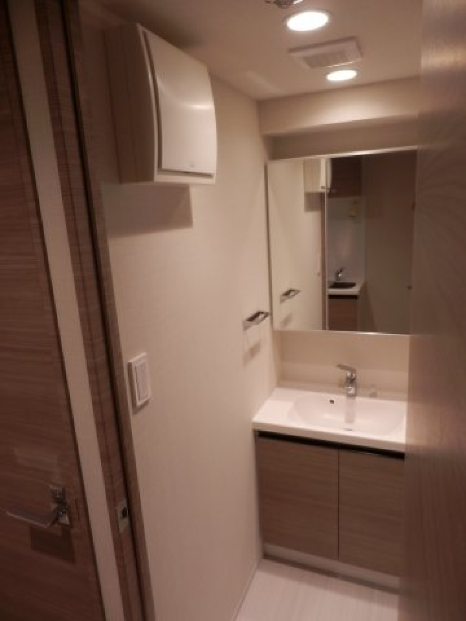 独立洗面台はナチュラルなパネルが使われています。