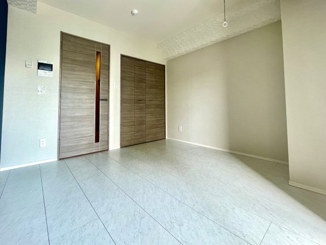 扉がウッドテイストでインパクトがありながらもお部屋に馴染んでいます！