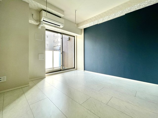 大きな窓からの光が、部屋全体を開放的に魅せてくれます。