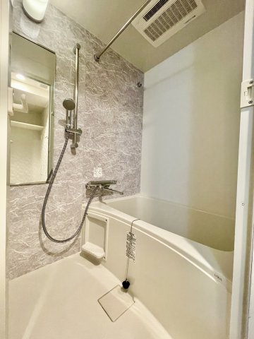 お風呂もデザイン性にあふれていて、リラックスできる落ち着いた空間になっています。