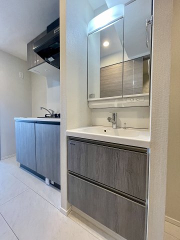 洗面台は、鏡が大きく、広々としています！