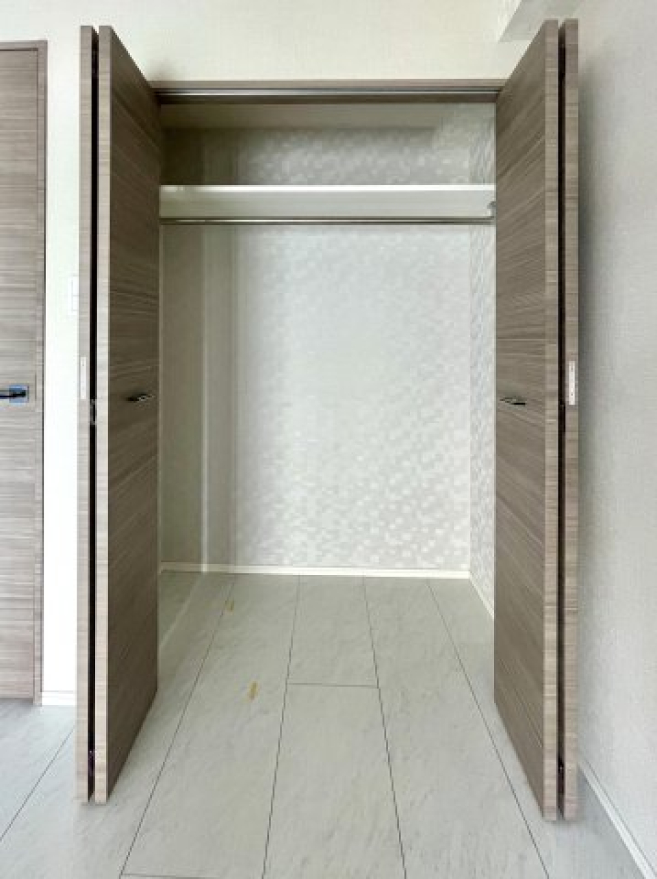 収納スペースは少し奥行きのあるクローゼットが整備されています。