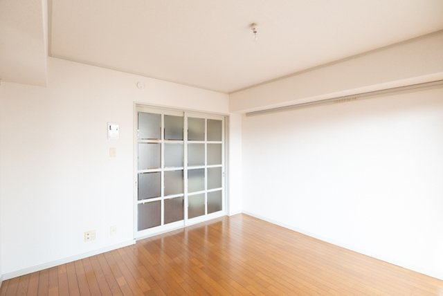 格子のすりガラス扉がいい感じ