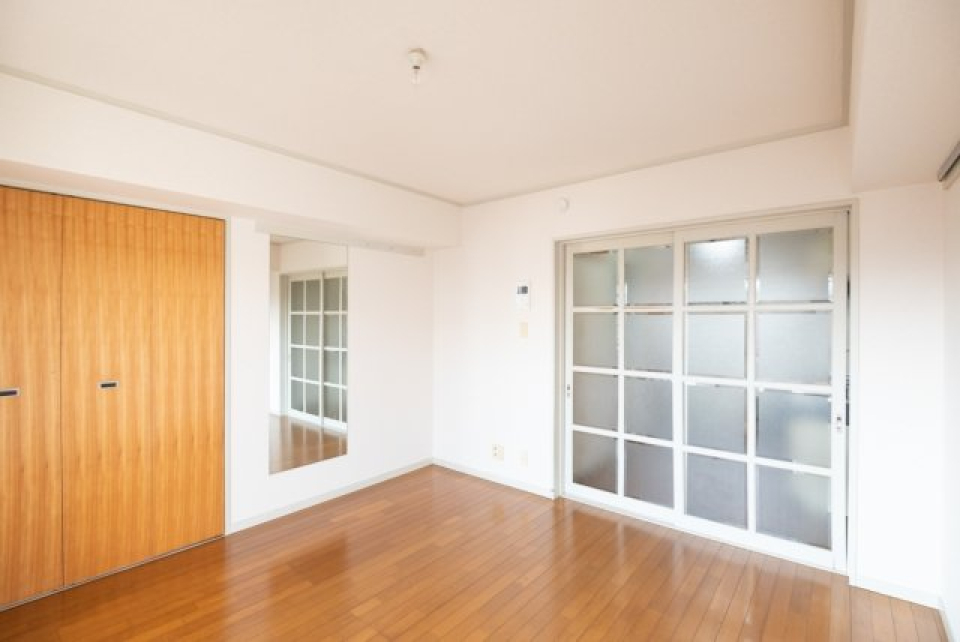 明るい陽射しの入る洋室です