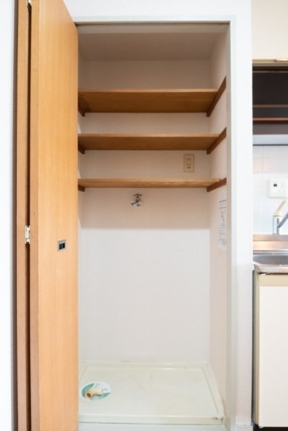 室内洗置は、棚と扉がついてます