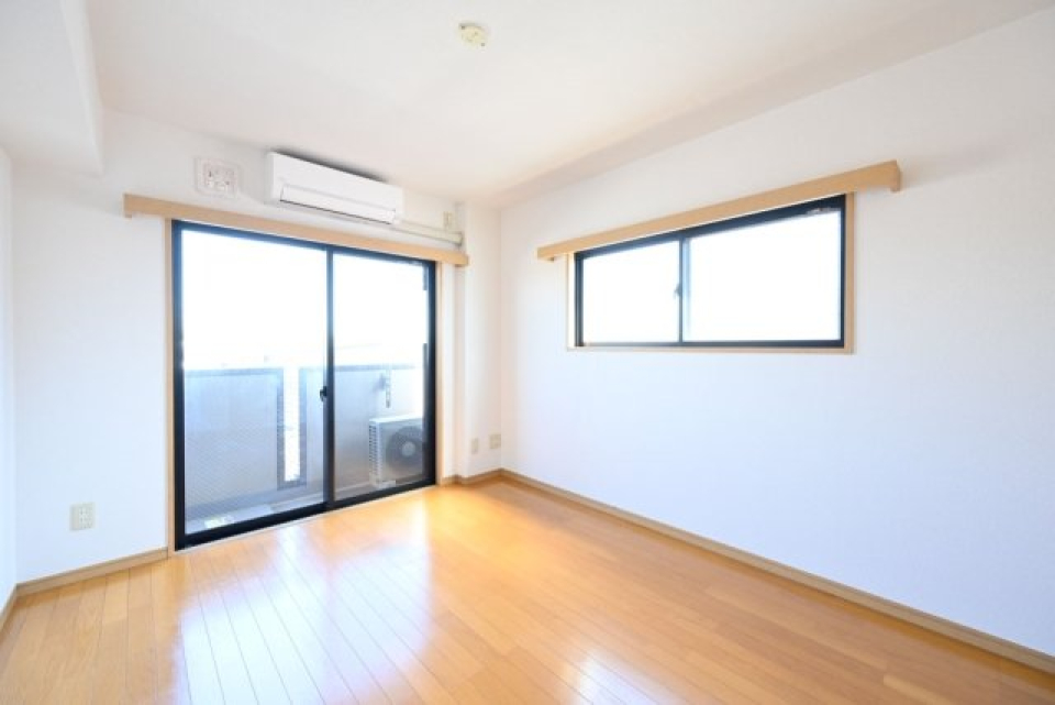 窓から明るい陽射しが入る部屋