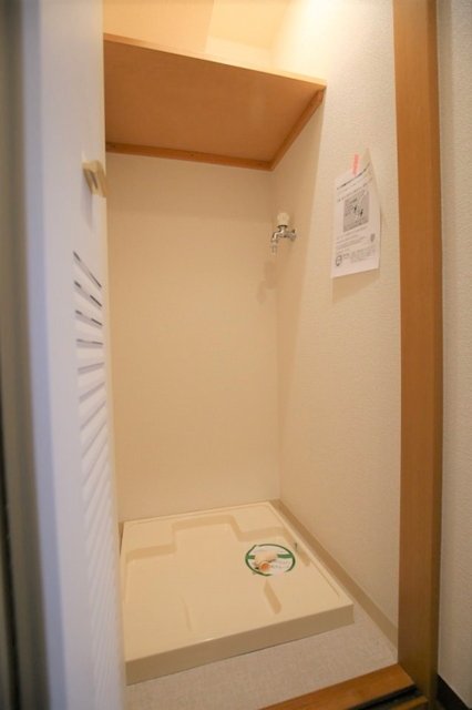 上にちゃっかり収納棚もついている、室内洗濯機置場。