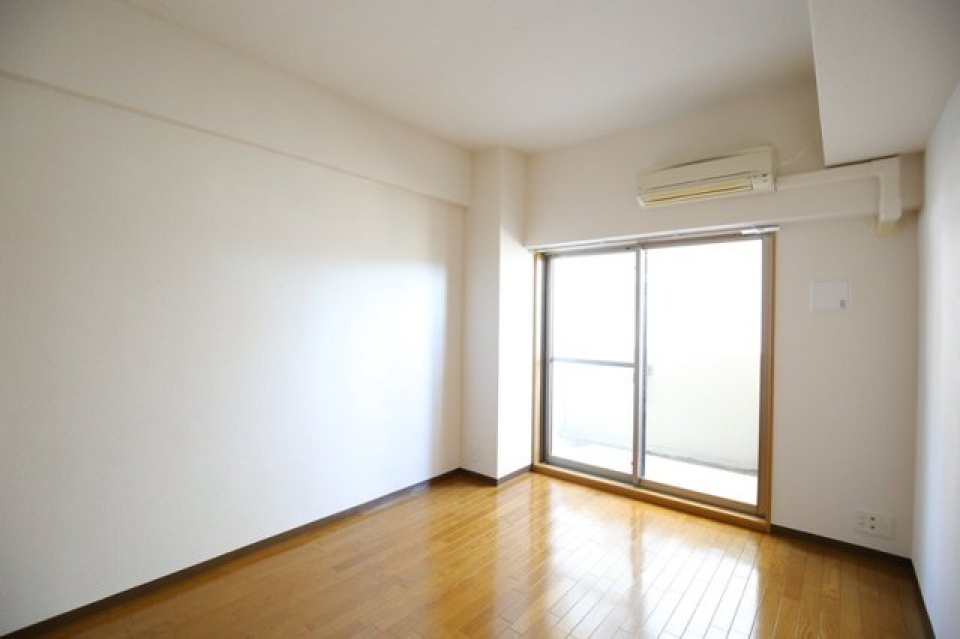 窓からの光で、部屋全体が明るく見え、広々として見えます。