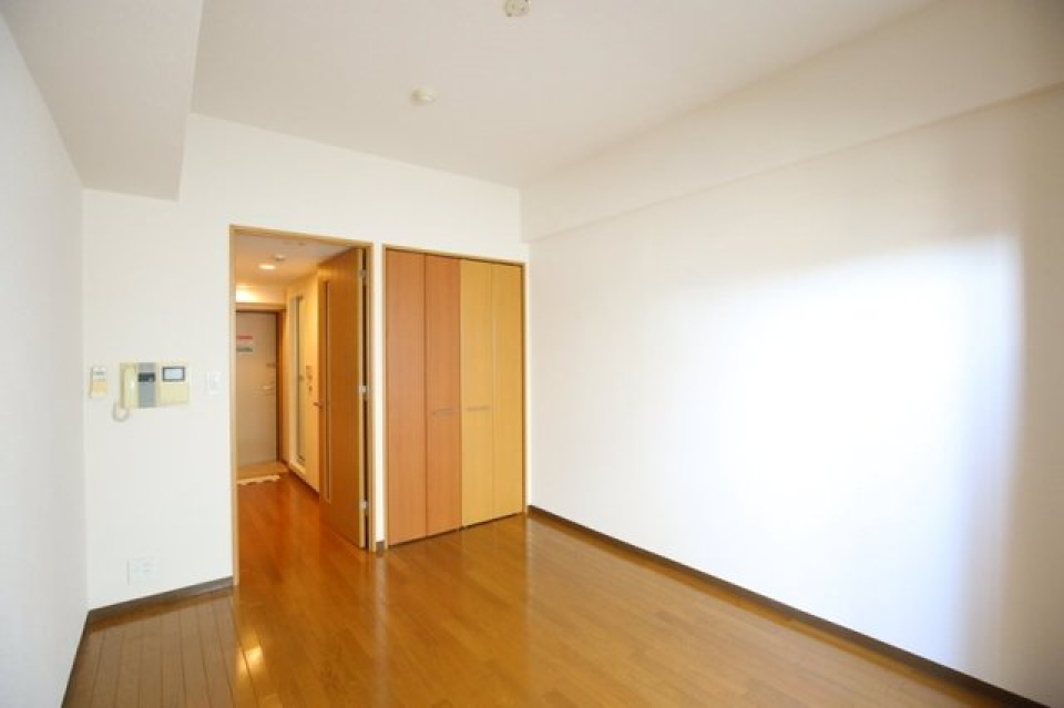 ナチュラルブラウンと、白い壁が落ち着いた空間をつくり出してくれる1Ｋです。