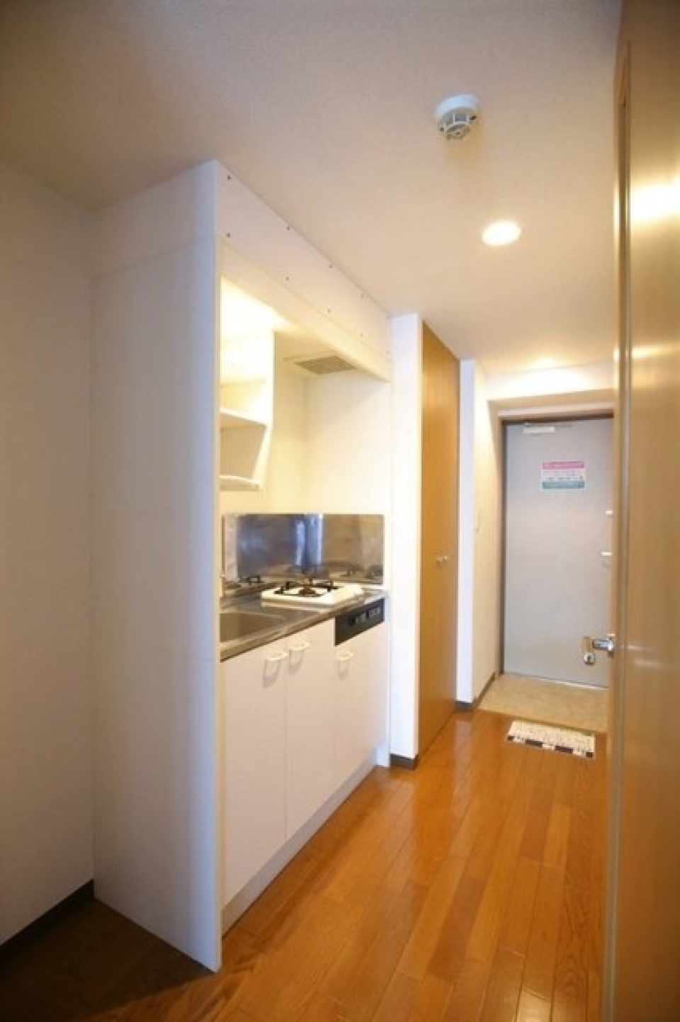 キッチン全体と玄関の様子。