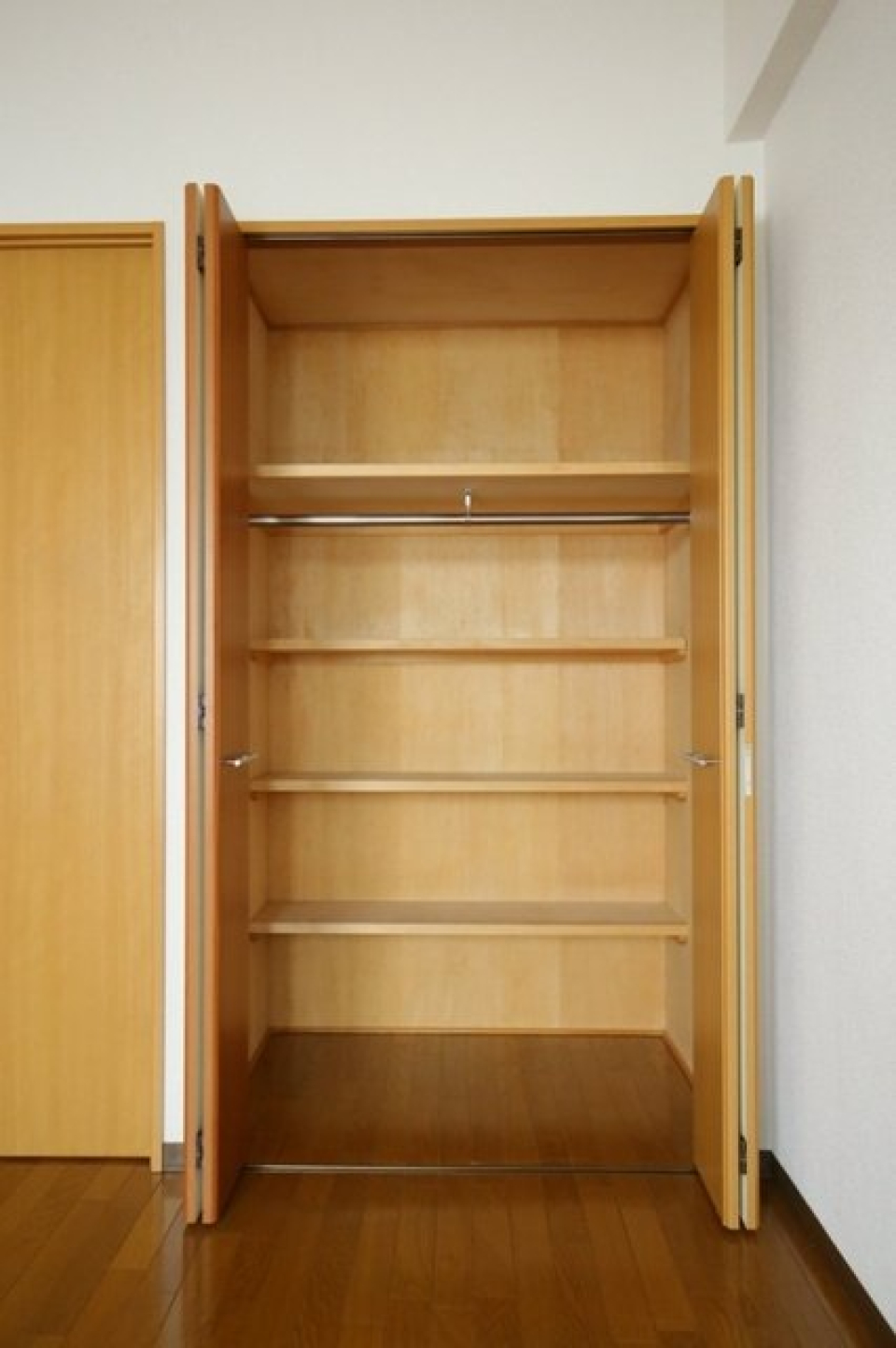 クローゼットは棚付きです！