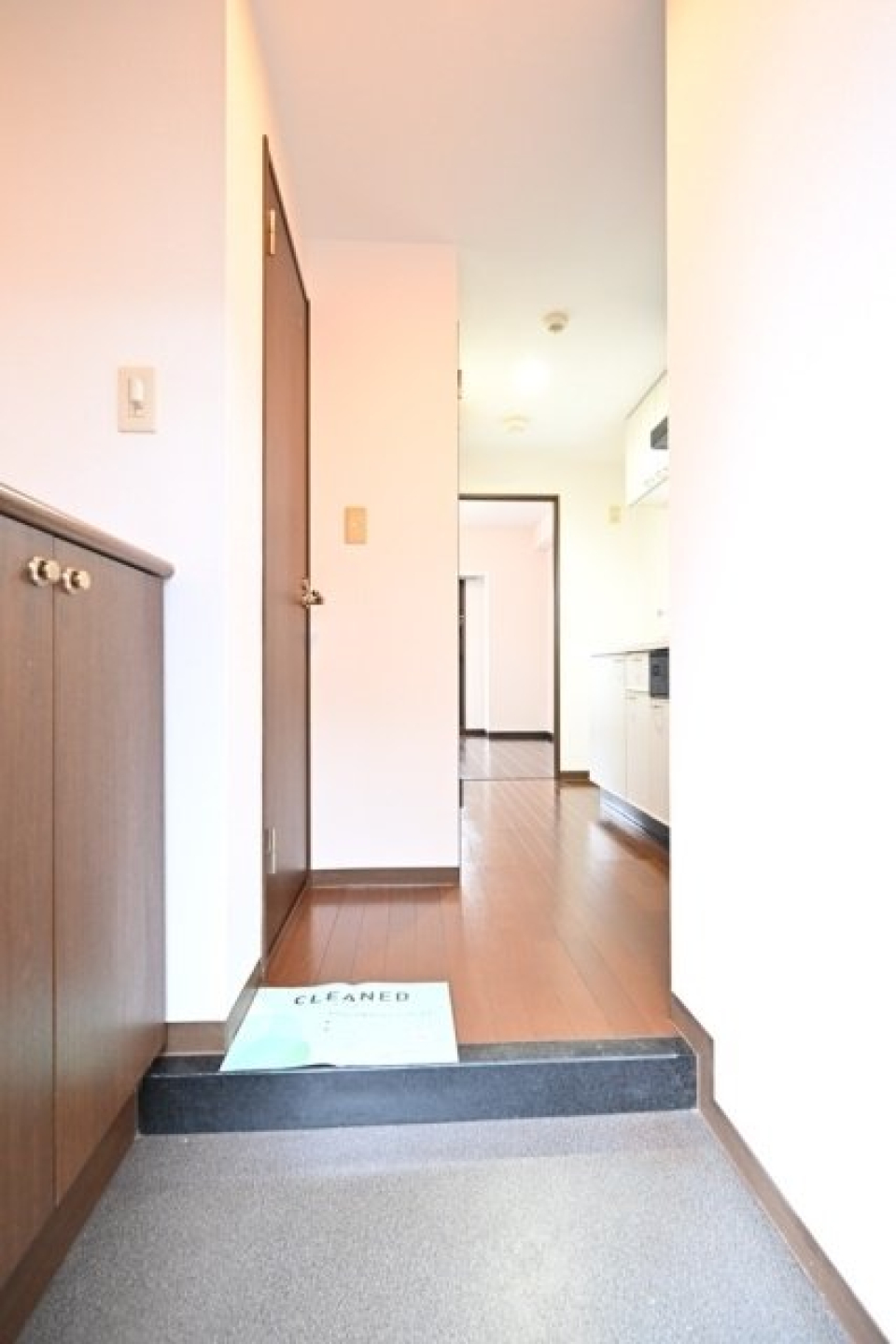 玄関にはシューズボックスがあります