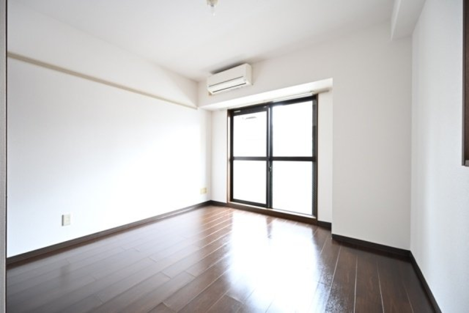 ダークブラウンのフローリングが落ち着く