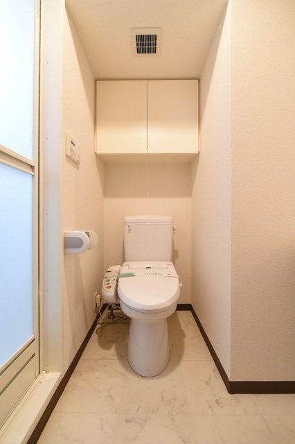 隙間という隙間に押し込まれたおトイレ。そこに寄り添う収納棚。