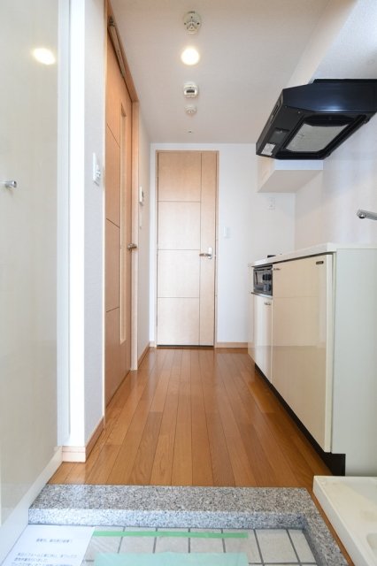 玄関から伸びる一つの道。人はそれを・・・「廊下」と呼ぶ。