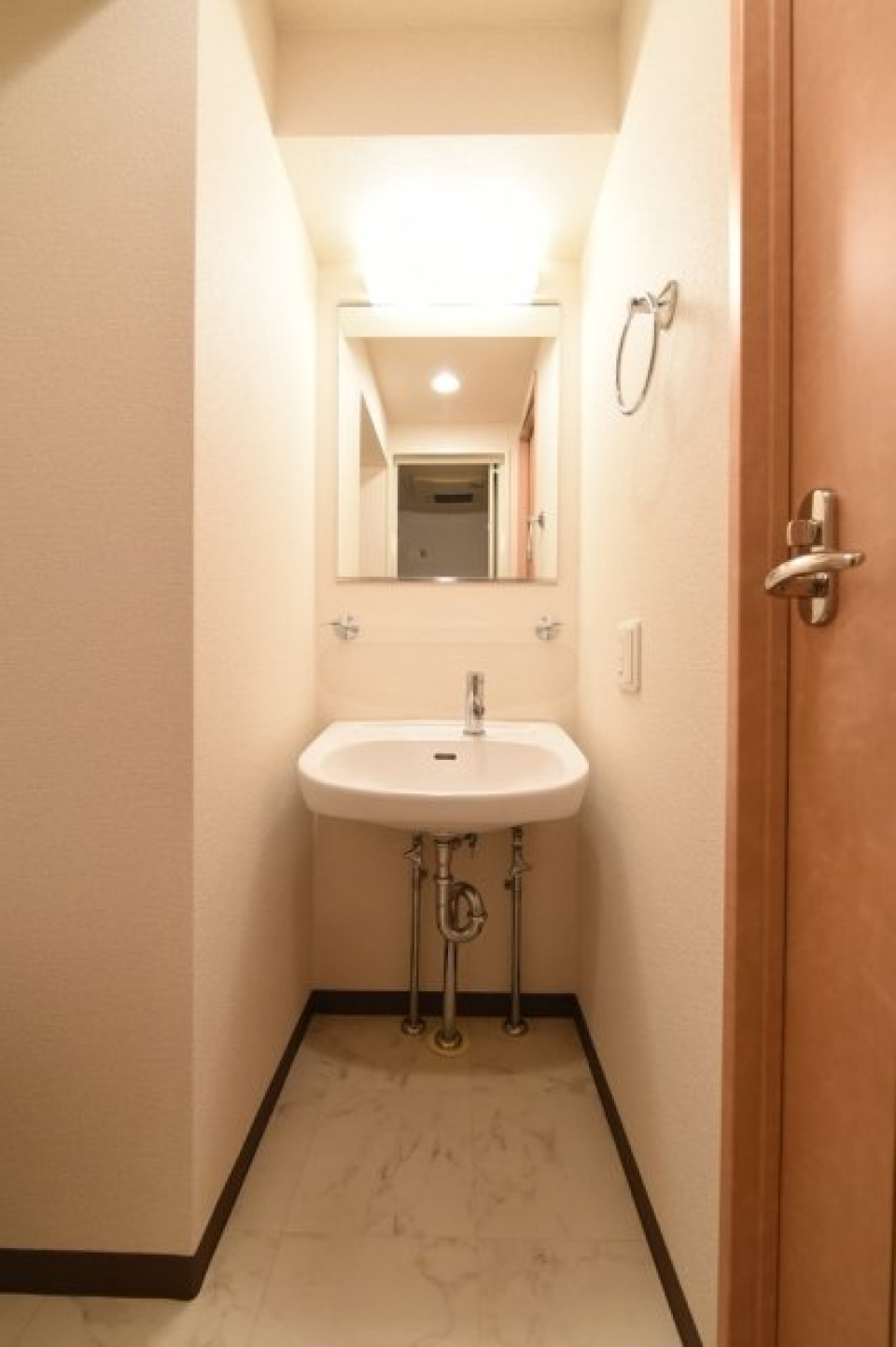 ちょこんと隅っこにたたずむ洗面台が・・・エモい。