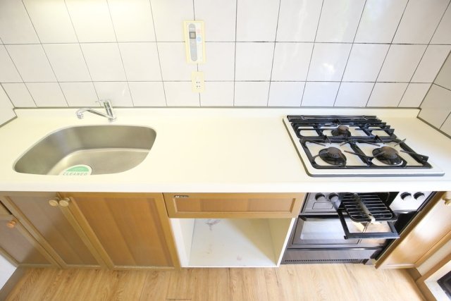 作業台の広さが、料理の効率を上げる！これだけスペースがあると効率も良くなりそうです！
システムキッチン（3口ガスコンロ・グリル付）※オーブン使用不可