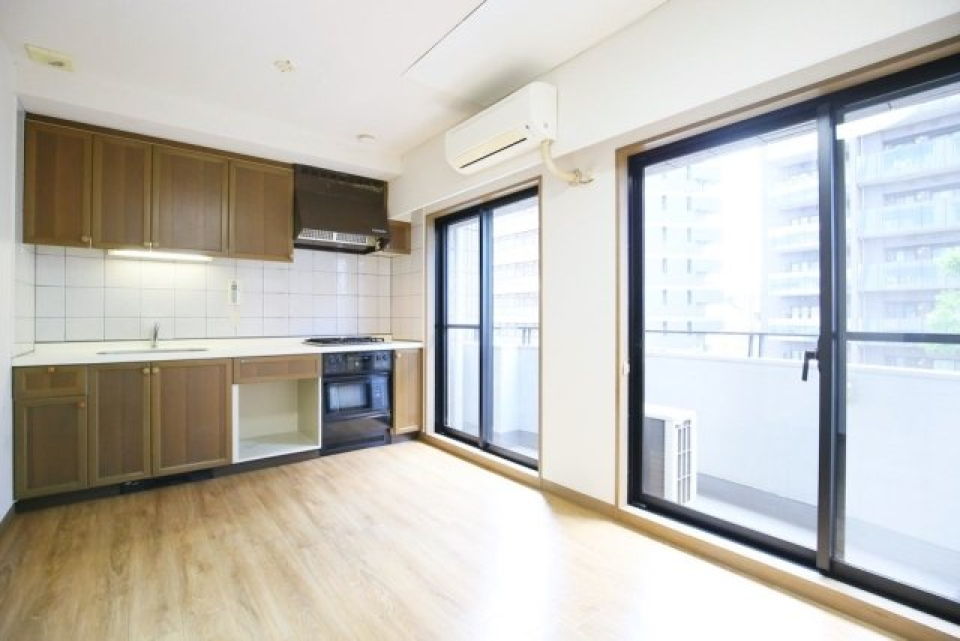 大きな窓が２つあるので、たっぷり光を取り込み、部屋も開放的に見えます。