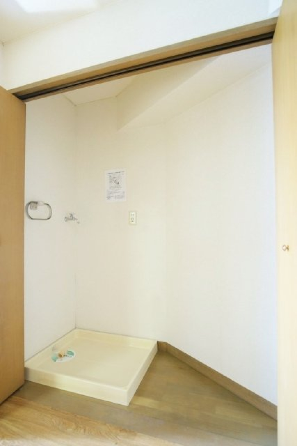 室内洗濯機置場はなんと。扉付！！クローゼットの扉を開くと、室内洗濯機が登場！生活感を隠せます。