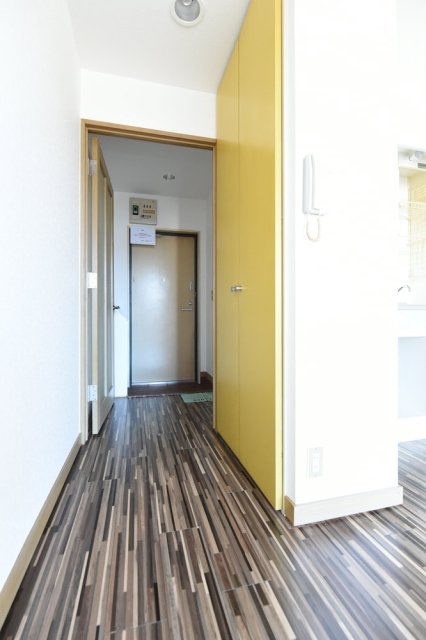 イエローの壁がおしゃれ