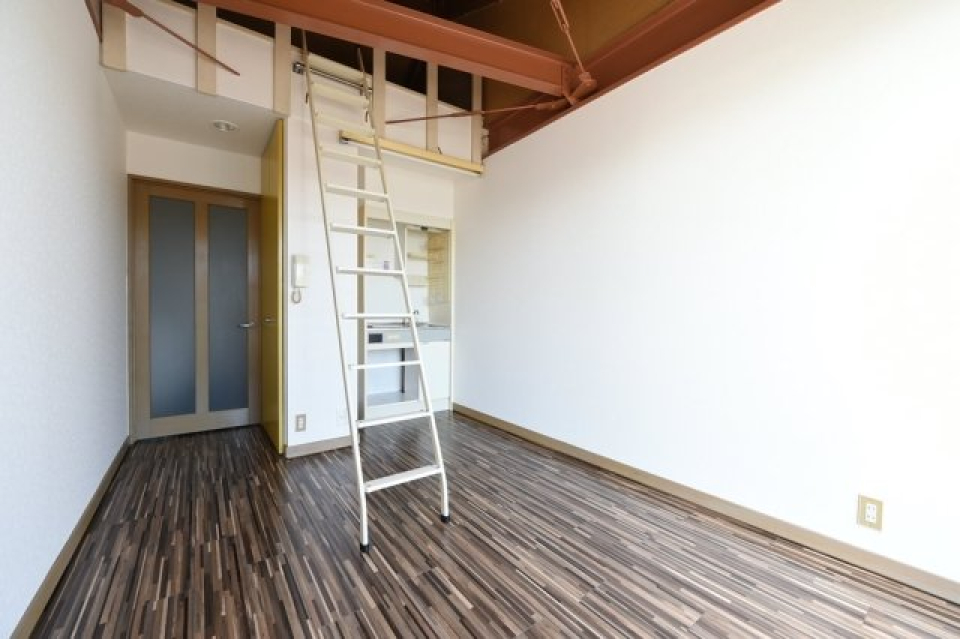ロフト付きの洋室です